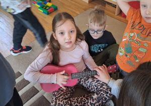 Dziewczynka gra na ukulele