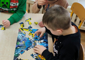 Dzieci układają puzzle