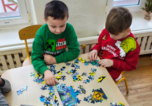Dzieci układają puzzle