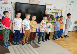 Dzieci z rodzicami dekorują pierniczki