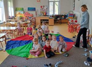 "Raz słońce, raz deszcz" - zabawy z chustą animacyjną