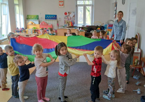 Zabawy z chustą animacyjną