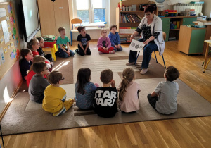 Dzieci siedza na dywanie