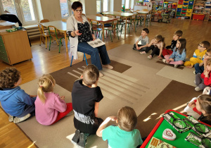 Dzieci obserują planszę