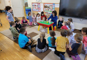 Dzieci obsewuja doświadczenie