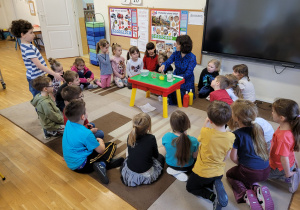 Dzieci obsewują doświadczenia