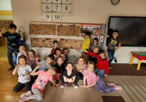 Dzieci ze swoimi pracami