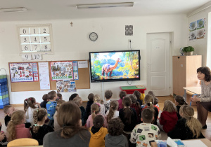 Dzieci oglądają bajkę edukacyjną