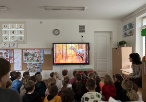 Dzieci oglądają bajkę edukacyjną