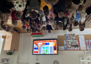 Dzieci oglądają bajkę edukacyjną