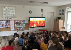 Dzieci oglądają bajkę edukacyjną