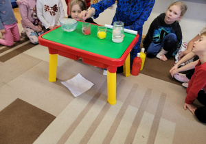 Dzieci obserwują doświadczenie