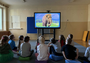 Dzieci oglądają film