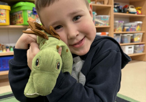 Chłopiec z dinozaurem