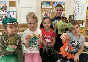 Dzieci z dinozaurami