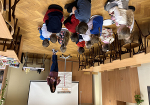 Dzieci słuchają Pani