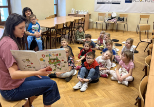 dzieci słuchają opowiadania