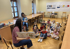 Dzieci słuchają opowiadania