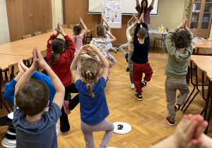 Dzieci stoją w pozycji