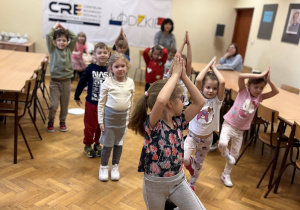 Dzieci stoią w pozycji