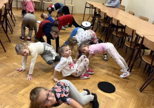 Dzieci wykonują ćwiczenia