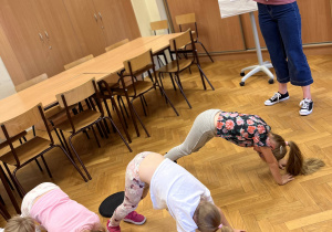 dzieci wykonują ćwiczenia