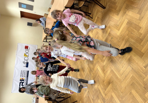 Dziewczynki trzymają sie za ręce