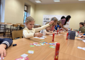 Dzieci pracują przy stolikach