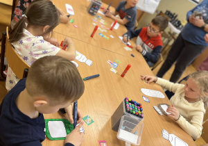 Dzieci pracują przy stolikach