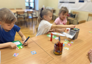 Dzieci pracują przy stolikach