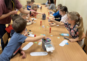 Dzieci pracują przy stolikach