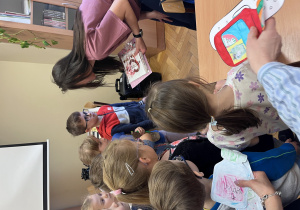 Dzieci wreczają podziękowania