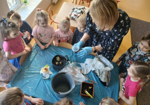 Dzieci sadzą roślinki