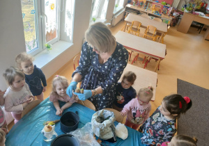 Dzieci sadzą roślinki