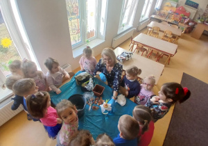 Dzieci sadzą roślinki