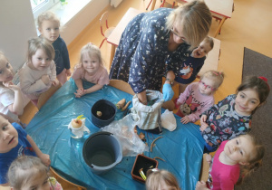 Dzieci sadzą roślinki