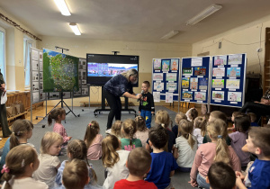 Chłopiec udziela odpowiedzi