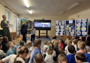 Chłopiec udziela odpowiedzi