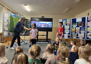 Dzieci udzielają odpowiedzi