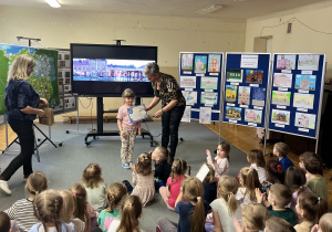 Pani Dyrektor wręcza nagrodę