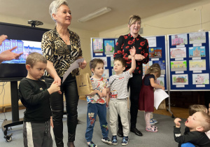 Pani Dyrektor wręcza nagrodę