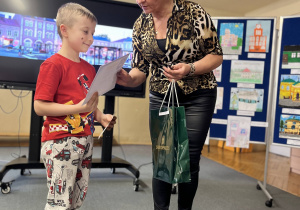 Pani Dyrektor wręcza nagrodę