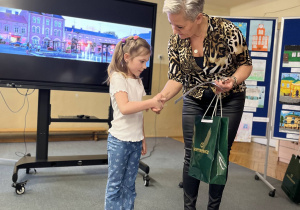 Pani Dyrektor wręcza nagrodę