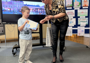 Pani Dyrektor wręcza nagrodę