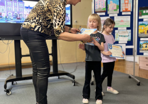 Pani Dyrektor wręcza nagrodę