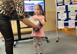 Pani Dyrektor wręcza nagrodę