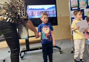 Pani Dyrektor wręcza nagrodę