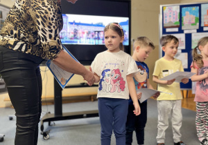 Pani Dyrektor wręcza nagrodę