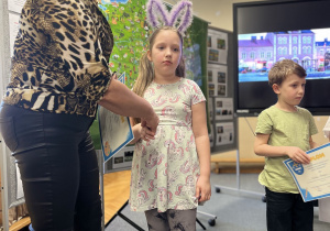 Pani Dyrektor wręcza nagrodę