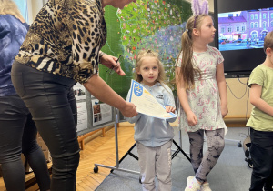 Pani Dyrektor wręcza nagrodę